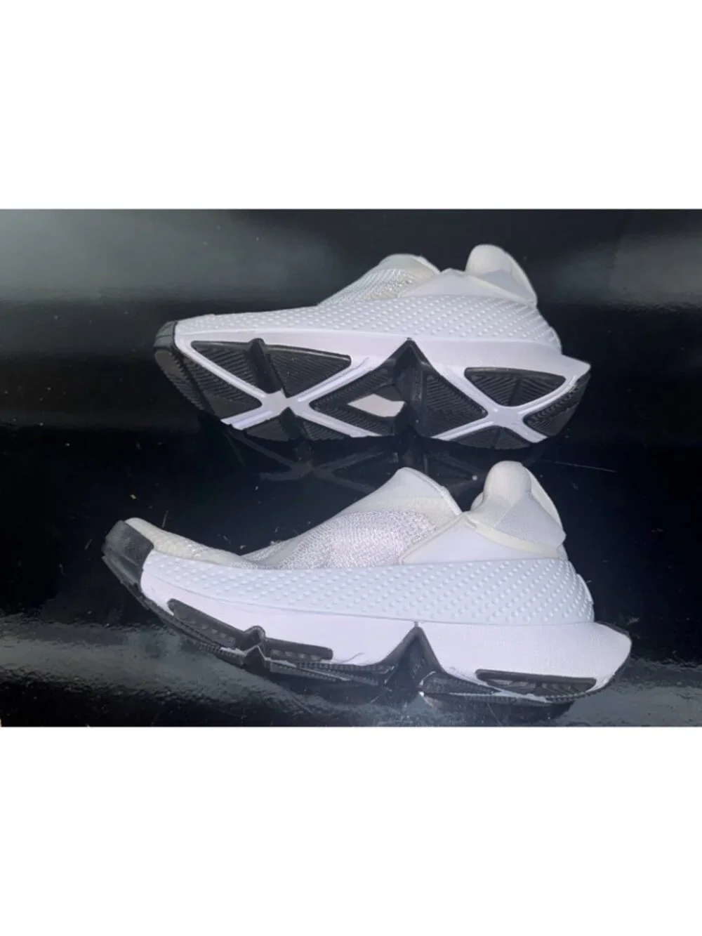 Nike Go FlyEase Womens Athletic Easy On/Off Shoes Sneakers Size 5.5 White Black